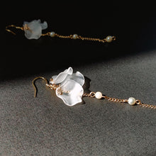 Load image into Gallery viewer, 《白系列》 —— 花瓣耳環
