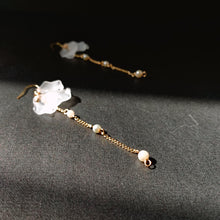 Load image into Gallery viewer, 《白系列》 —— 花瓣耳環
